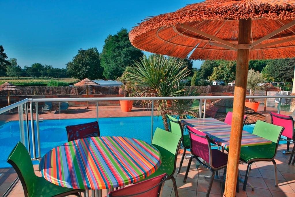 Camping Saint Michel Courtils Buitenkant foto