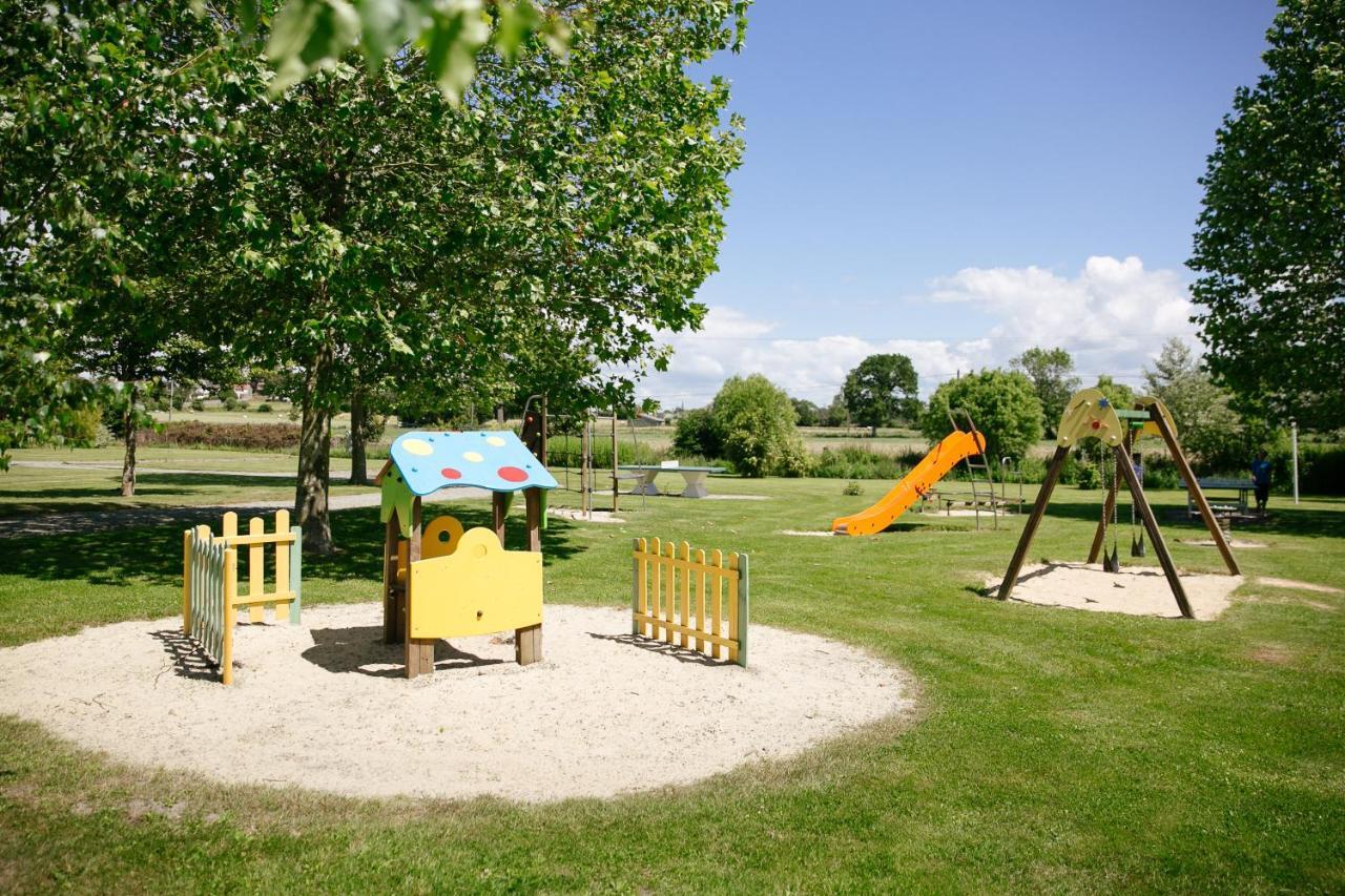 Camping Saint Michel Courtils Buitenkant foto